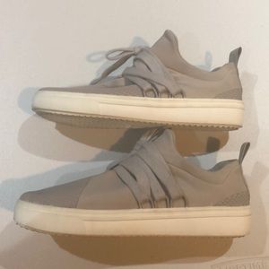 R2 Lucy Sneakers Size 7.5